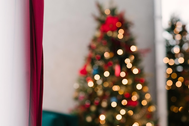 La bombilla del árbol de Navidad con un hermoso fondo bokeh