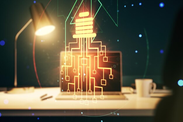 Bombilla creativa con holograma de chip en el fondo de una computadora portátil moderna Concepto de inteligencia artificial y redes neuronales Multiexposición