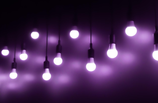 Bombilla de luz abierta sobre fondo negro agregar color púrpura