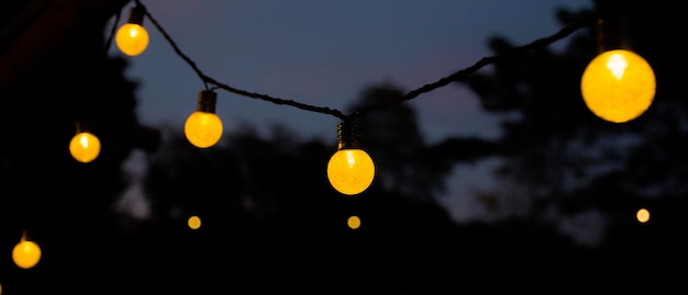 Bombilla de luz amarilla a la hora del crepúsculo