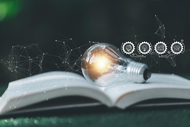 Bombilla de luz brillante e icono con libro Idea de éxito empresarial y educación o concepto de aprendizaje en línea Logro de personas de negocios y tecnología de inspiración Crear imaginación para la inspiración