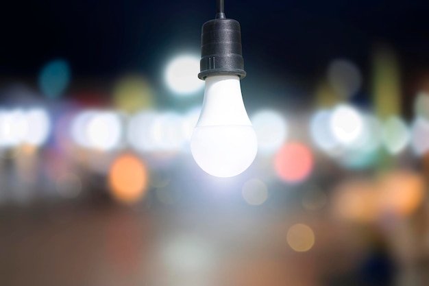 Bombilla de luz concepto del día mundial del medio ambiente Desenfoque abstracto colorido bokeh luces de la ciudad sobre