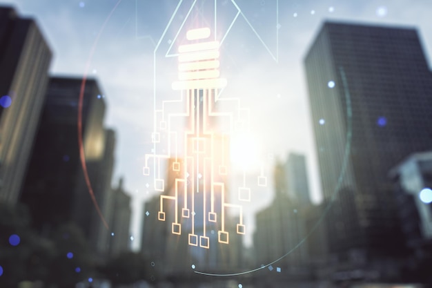 Bombilla de luz creativa virtual con holograma de chip sobre fondo de paisaje urbano borroso Concepto de inteligencia artificial y redes neuronales Multiexposición
