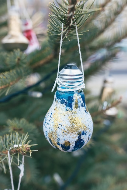 Bombilla de luz eléctrica vieja pintada en el árbol de Navidad Decoración de bricolaje