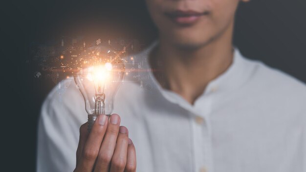 una bombilla en la mano de un hombre concepto con innovación e inspiración tecnología innovadora en concepto de ciencia y desarrollo de negocios modernos idea creativa planificación de estrategia de marketingx9