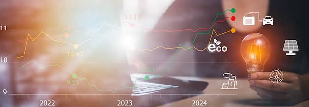 Bombilla de mano de mujer de negocios con concepto de tableta y mercado de valores o gráfico de comercio de divisas y gráfico de velas adecuado para inversión financiera, cambio de moneda, tecnología y Big Data