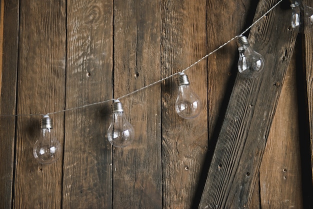 Bombilla sobre fondo de madera, espacio para su texto o mensaje.