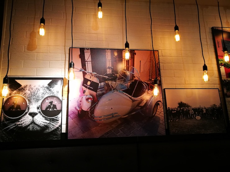 Foto bombillas iluminadas colgando de los marcos de las imágenes en casa