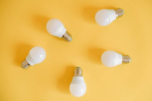 Bombillas LED sobre fondo amarillo. Vista superior. Copiar, espacio vacío para texto