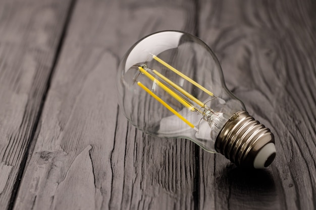 Bombillas de luz en la superficie de madera oscura de cerca