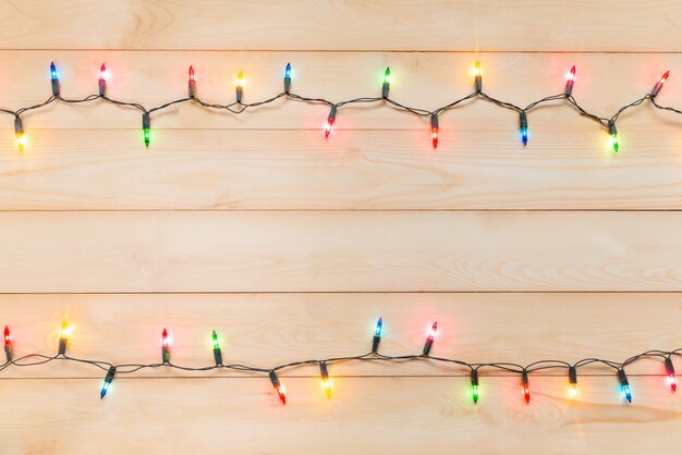 Foto las bombillas de navidad se encendieron o la tapa de la cuerda en varios colores