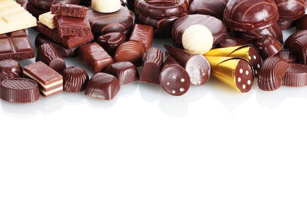 Bombom de chocolate isolado no fundo branco