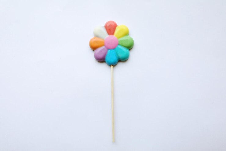 Foto bombom de chocolate no palito com um lindo esmalte multicolorido