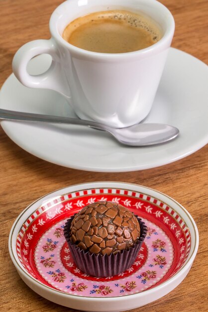 Foto bombom de chocolate tradicional brasileiro chamado brigadeiro em versão gourmet de café