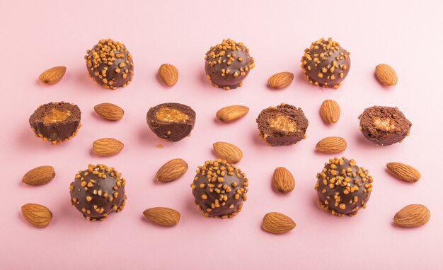 Bombones de caramelo de chocolate con almendras