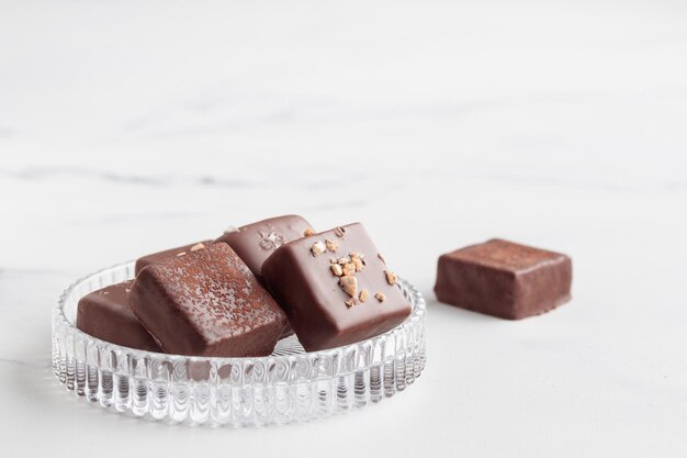 Bombones de chocolate con praliné sobre fondo de mármol blanco