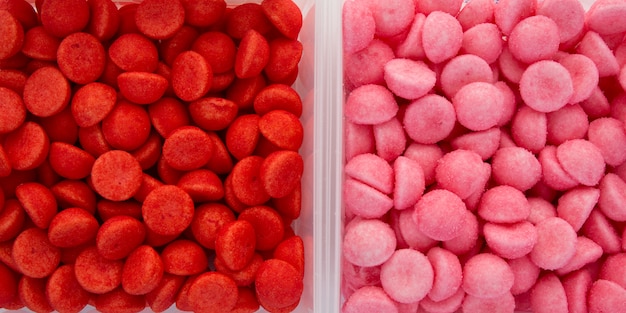 Bombones de fresas rojas y rosas