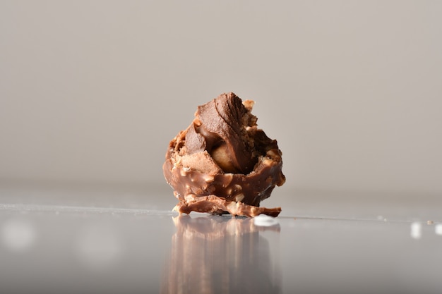 Bombons de chocolate branco com cobertura de coco no fundo branco