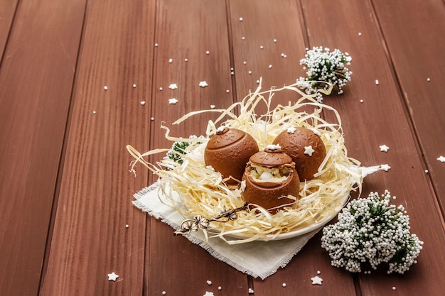 Bombons de chocolate caseiros com granulado de estrela. Sobremesa doce festiva para a Páscoa