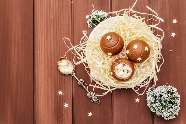 Foto bombons de chocolate caseiros com granulado de estrela