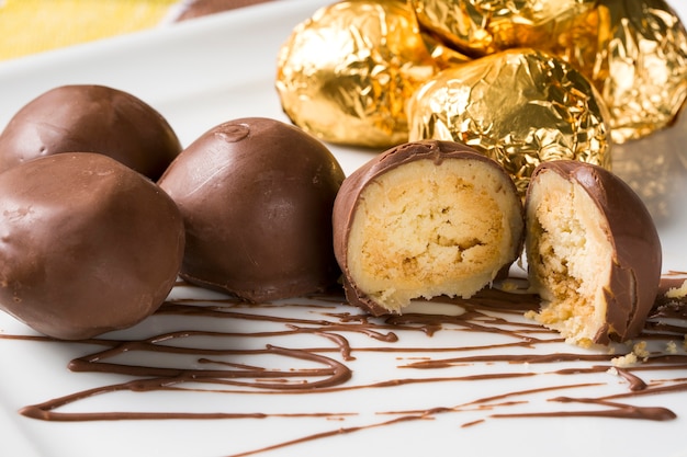 Foto bombons de chocolate caseiros naturais em fundo branco.