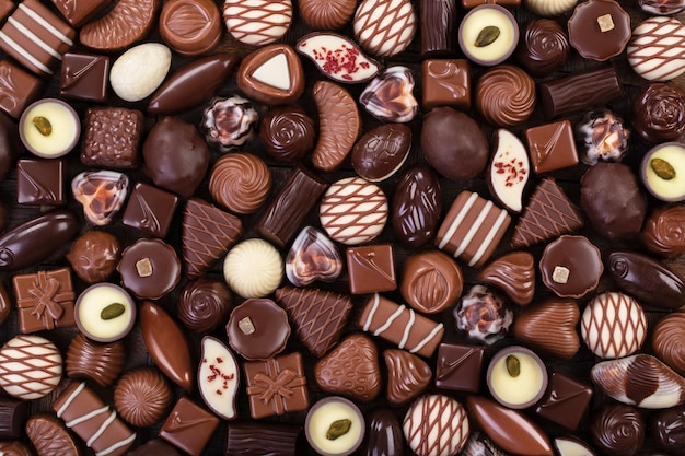 Bombons de chocolate com fundo diferente de comida saborosa e doce