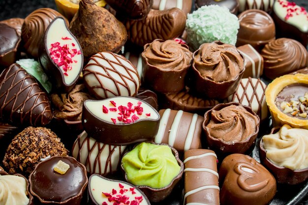 Bombons de chocolate com nozes e recheios diversos