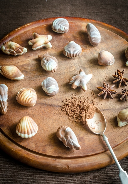 Bombons de chocolate de luxo em forma de frutos do mar