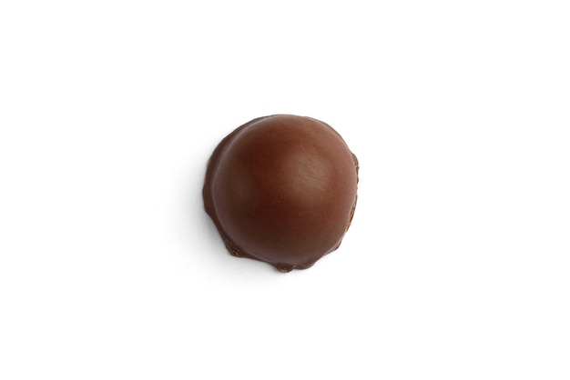 Bombons de chocolate praliné isolados no fundo branco Vista superior