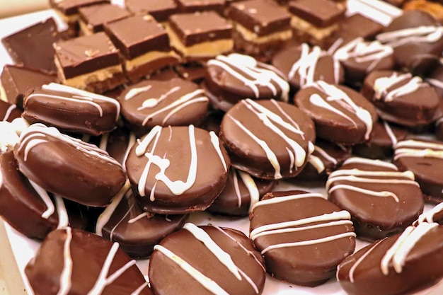 Bombons de chocolate recheados com doce de leite