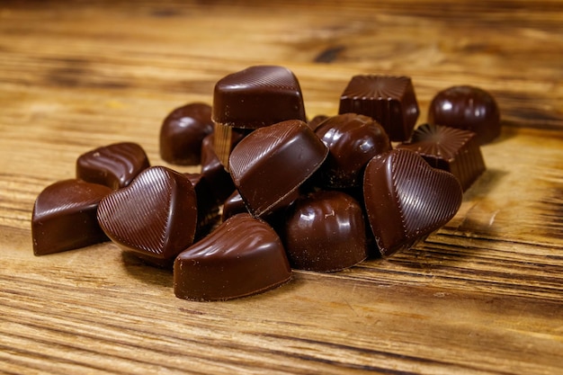 Bombons de chocolate saborosos na mesa de madeira