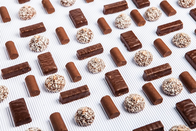 Bombons de chocolate sortidos em fundo de madeira