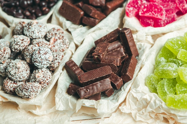 Bombons de chocolate sortidos em fundo de madeira