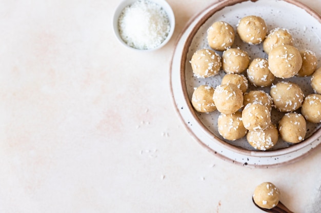 Bombons de grão de bico e manteiga de amendoim Bolas energéticas Sobremesa crua saudável sem açúcar Trufas veganas