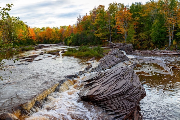 Foto bonanza falls in einem wald im herbst in michigan, usa