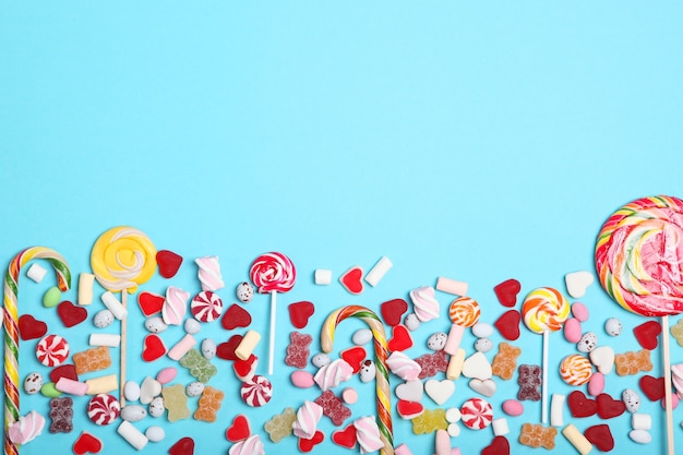 Foto bonbons und bonbons auf einer farbigen hintergrunddraufsicht mit platz für text