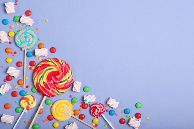 Bonbons und Bonbons auf einer farbigen Hintergrunddraufsicht mit Platz für Text