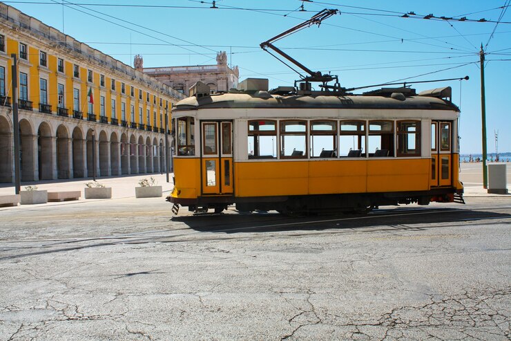 Bonde amarelo típico de Lisboa em Portugal correndo vazio.