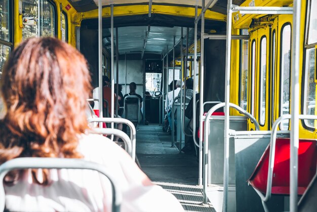 Bonde dentro de passageiros em dia ensolarado de transporte urbano