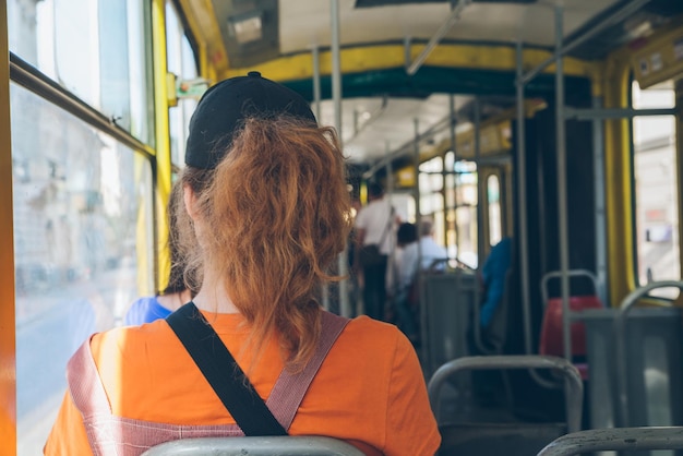 Bonde dentro de passageiros em dia ensolarado de transporte urbano