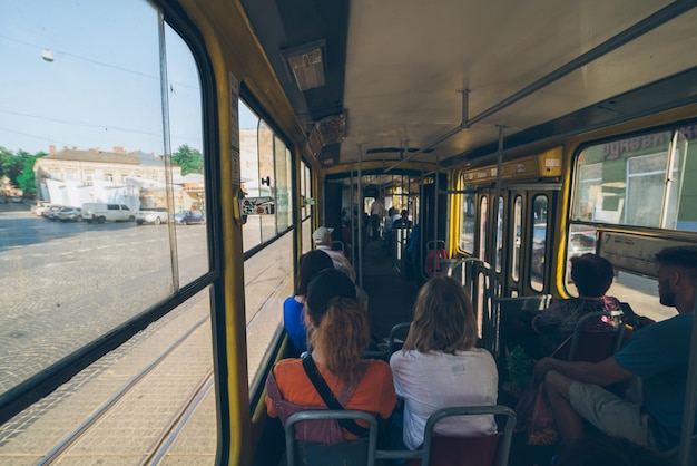 Bonde dentro de passageiros em dia ensolarado de transporte urbano