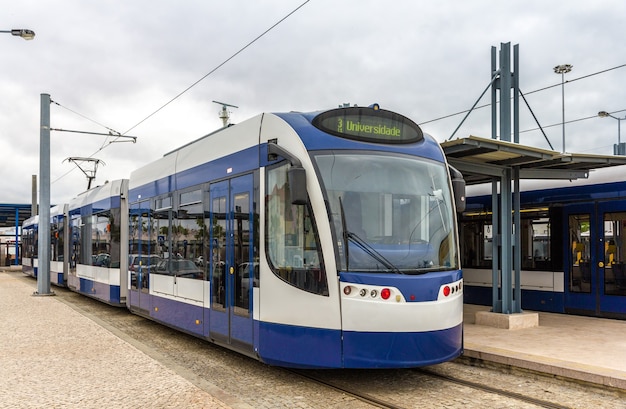 Bonde moderno em Almada perto de Lisboa - Portugal