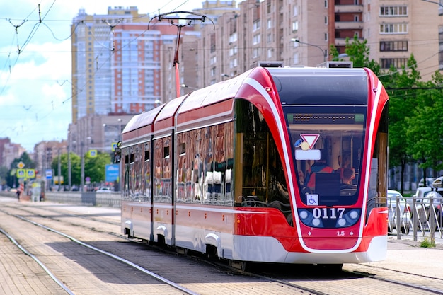 Bonde se move pelas ruas de São Petersburgo