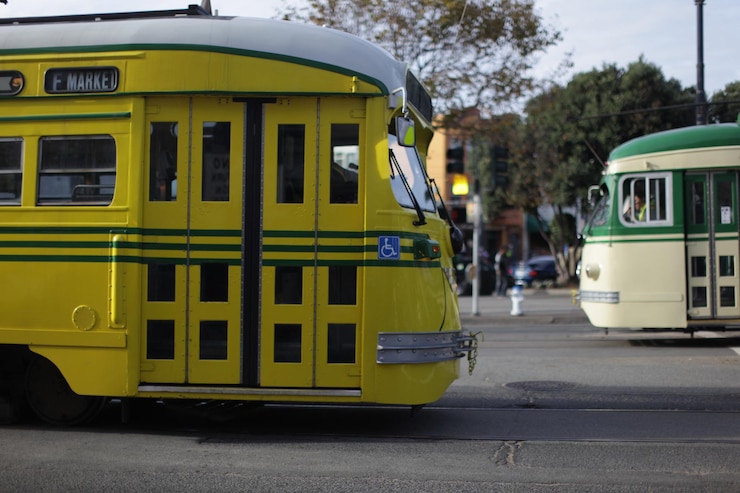 Foto bonde verde numa rua da cidade