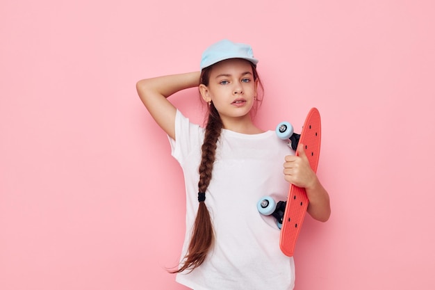 Boné de menina bonita em camiseta branca skate Estilo de vida inalterado