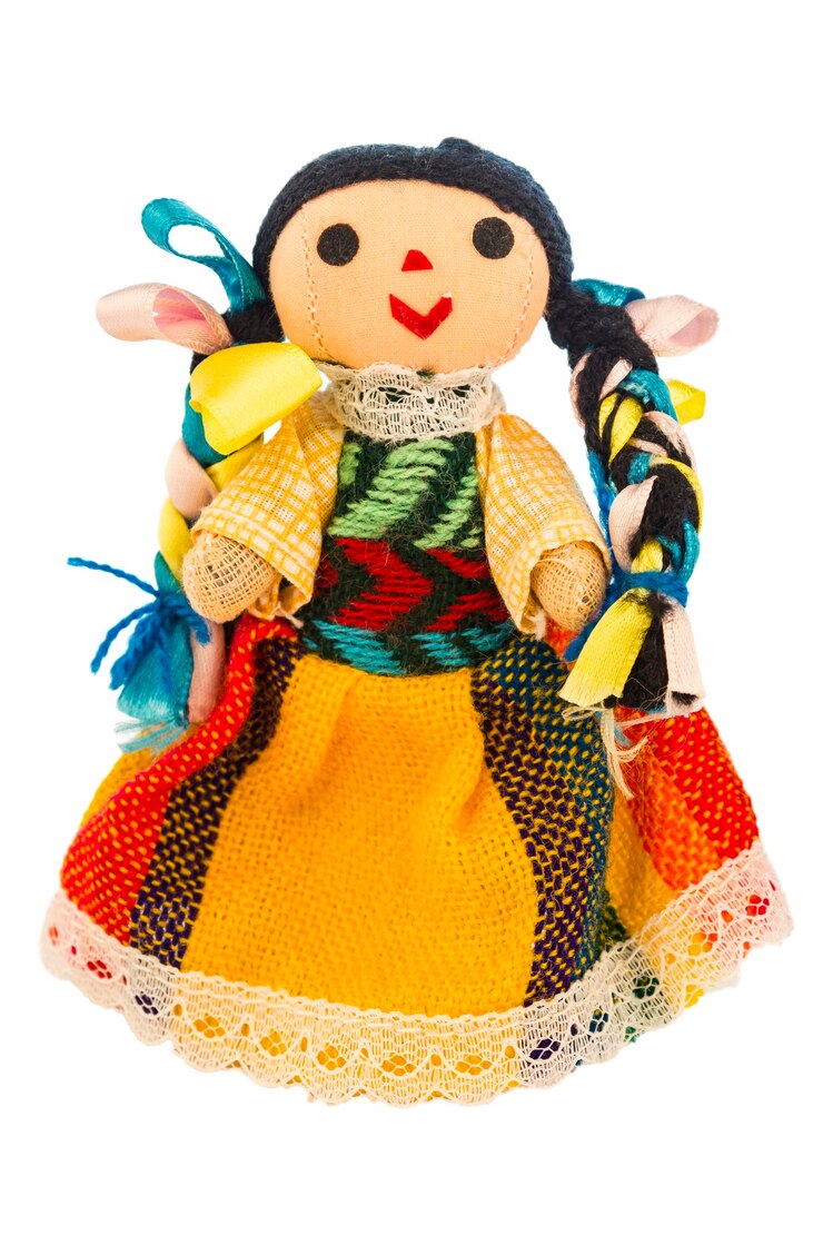 Foto boneca de pano com um vestido típico do méxico isolado em fundo branco