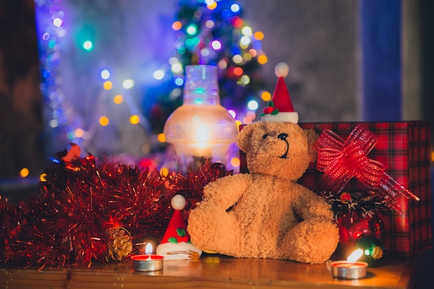 Boneca de ursinho de pelúcia usa chapéu de natal decora para fundo de natal
