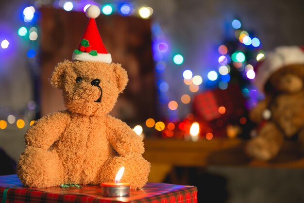 Boneca de ursinho de pelúcia usa chapéu de natal decora para fundo de natal