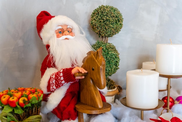 boneca do papai noel estátua do papai noel com decorações e presentes de natal