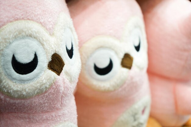 Bonecas de coruja muito rosa na fila na prateleira Pronto para vendas Tailândia